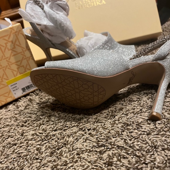 Women’s silver heel- size 7 - Picture 2 of 4